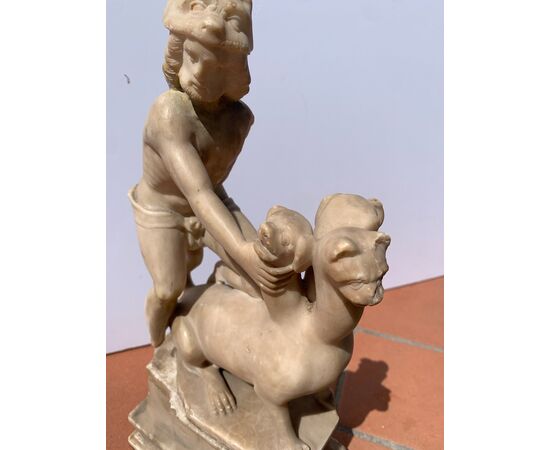 Scultura in alabastro - Ercole e Cerbero. Roma, XVII secolo.
