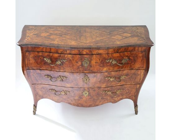 Chest of drawers veneered in wood and walnut burl, Lombardy, mid-18th century