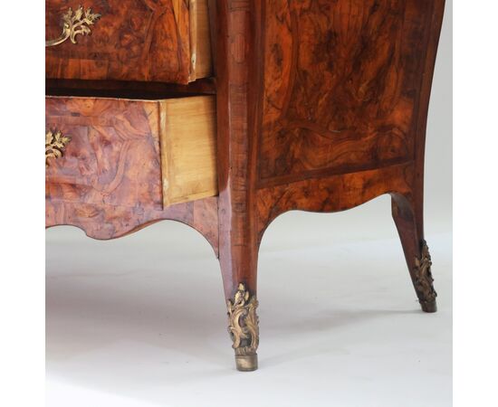 Chest of drawers veneered in wood and walnut burl, Lombardy, mid-18th century