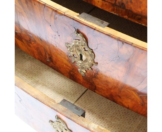 Chest of drawers veneered in wood and walnut burl, Lombardy, mid-18th century