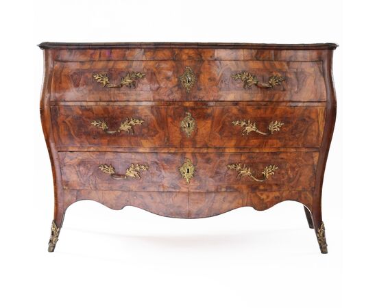 Chest of drawers veneered in wood and walnut burl, Lombardy, mid-18th century