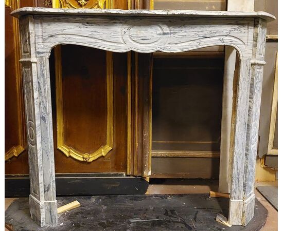 chm505 Pompadour fireplace in flowered gray marble, meas. cm l 119 xh 99     