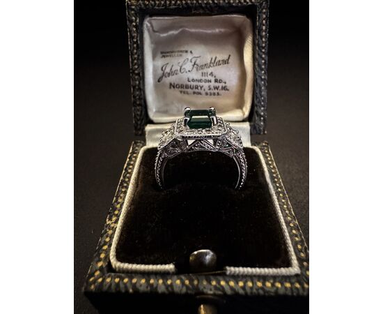 Anello  con Smeraldo  e  Diamanti