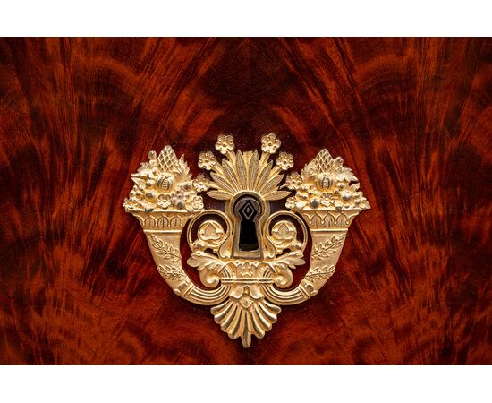 Cassettone antico Carlo X Francese in piuma di mogano con piano in marmo bianco statuario. Periodo XIX secolo.