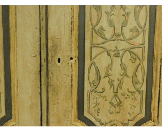 PTL434 - Lacquered door with painted panels, 18th century, dimensions cm W 118 x H 224