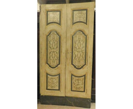 PTL434 - Lacquered door with painted panels, 18th century, dimensions cm W 118 x H 224