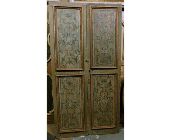 PTL587 - Lacquered wooden door, painted panels, 18th century, dimensions cm W 122 x H 235 x D 3.5