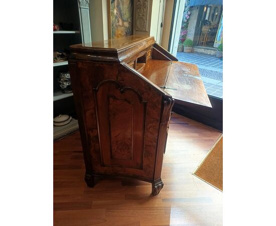 Lombard flap desk