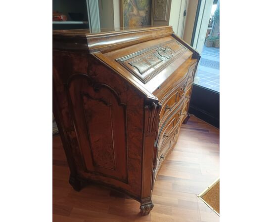 Lombard flap desk
