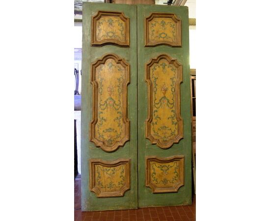PTL297 - N. 2 porte con pannelli dipinti, epoca '700, misure cm L 125 x H 237