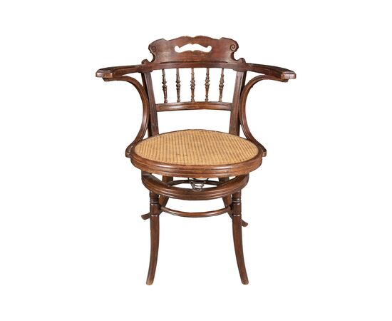 Poltroncina da ufficio in legno intagliato. Probabile manifattura Thonet - Vienna, inizi XX secolo.