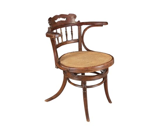 Poltroncina da ufficio in legno intagliato. Probabile manifattura Thonet - Vienna, inizi XX secolo.