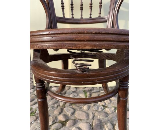 Poltroncina da ufficio in legno intagliato. Probabile manifattura Thonet - Vienna, inizi XX secolo.