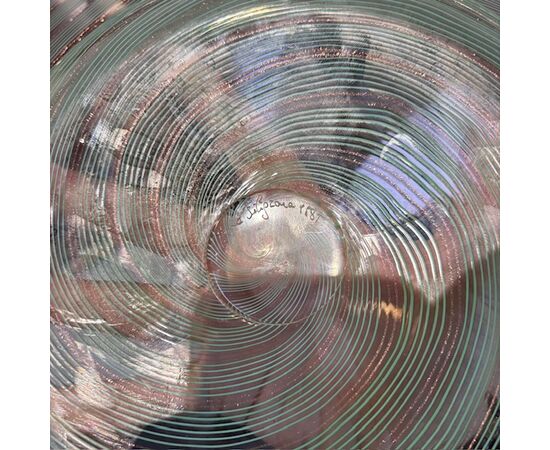 Centrotavola piatto Murano design XX sec anno 1987  Lavorazione a spirale e filigrana Oro/verde.  Firmato LA FILIGRANA 1987 Mis cm 52
