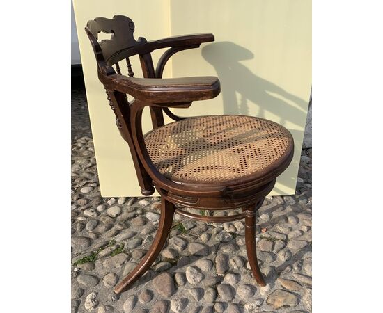 Poltroncina da ufficio in legno intagliato. Probabile manifattura Thonet - Vienna, inizi XX secolo.
