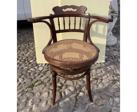 Poltroncina da ufficio in legno intagliato. Probabile manifattura Thonet - Vienna, inizi XX secolo.