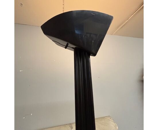 Mod Otello floor lamp by Bruno Gecchelin for Oluce, 80s, black color. Design floor lamp. H 190