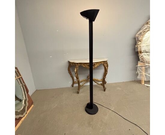 Mod Otello floor lamp by Bruno Gecchelin for Oluce, 80s, black color. Design floor lamp. H 190