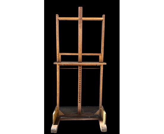 Cavalletto da pittore in legno di noce con altezza regolabile.