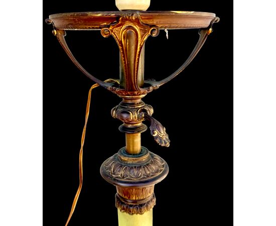 Lampada da terra in vetro zigrinato con dettagli in bronzo.Francia