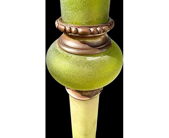 Lampada da terra in vetro zigrinato con dettagli in bronzo.Francia