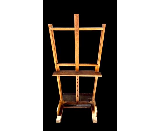 Cavalletto da pittore in legno di noce con altezza regolabile.