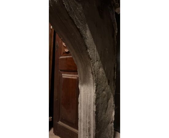 CHP391 - Majestic Serena stone fireplace, from the 17th century, maximum dimensions cm L 210 x H 168 x D 80