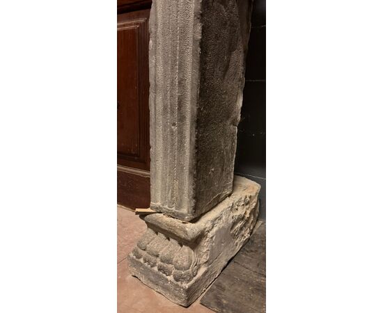 CHP391 - Majestic Serena stone fireplace, from the 17th century, maximum dimensions cm L 210 x H 168 x D 80