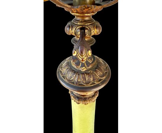 Lampada da terra in vetro zigrinato con dettagli in bronzo.Francia