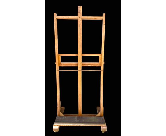 Cavalletto da pittore in legno di noce con altezza regolabile.