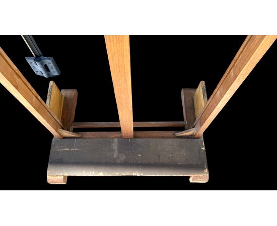 Cavalletto da pittore in legno di noce con altezza regolabile.