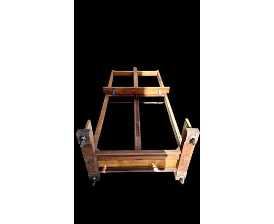 Cavalletto da pittore in legno di noce con altezza regolabile.
