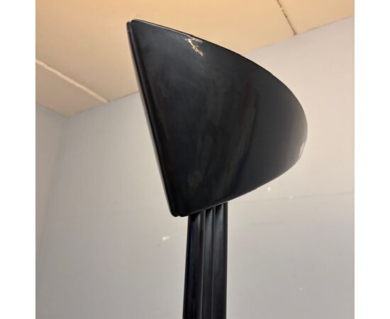Mod Otello floor lamp by Bruno Gecchelin for Oluce, 80s, black color. Design floor lamp. H 190