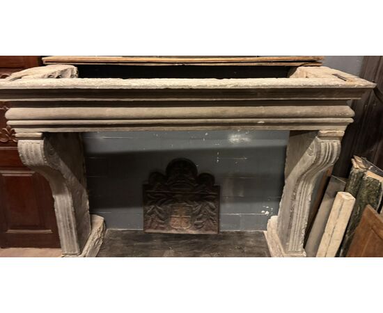CHP391 - Majestic Serena stone fireplace, from the 17th century, maximum dimensions cm L 210 x H 168 x D 80