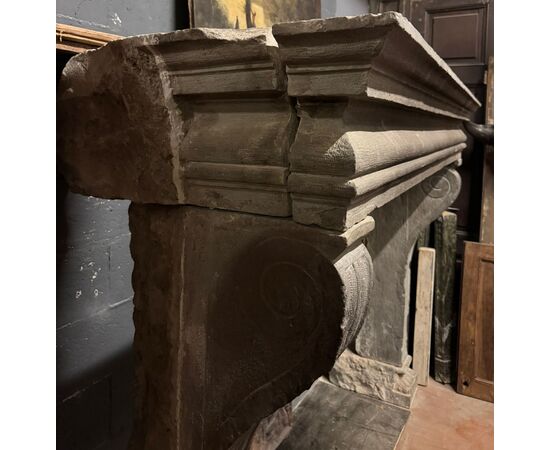 CHP391 - Majestic Serena stone fireplace, from the 17th century, maximum dimensions cm L 210 x H 168 x D 80