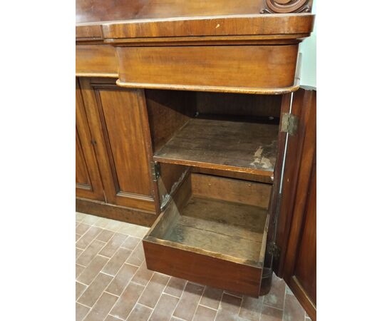 Credenza mossa in mogano con quattro sportelli