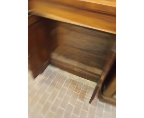 Credenza mossa in mogano con quattro sportelli