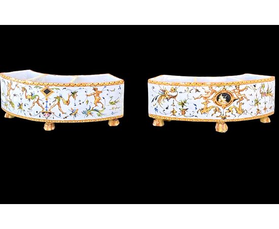 Majolica centerpiece composed of three pairs of small bowls (six pieces). Minghetti Bologna.