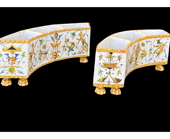 Majolica centerpiece composed of three pairs of small bowls (six pieces). Minghetti Bologna.