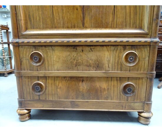 Cabinet in noce Biedermaier prima metà XIX sec. con sculture e carrilion