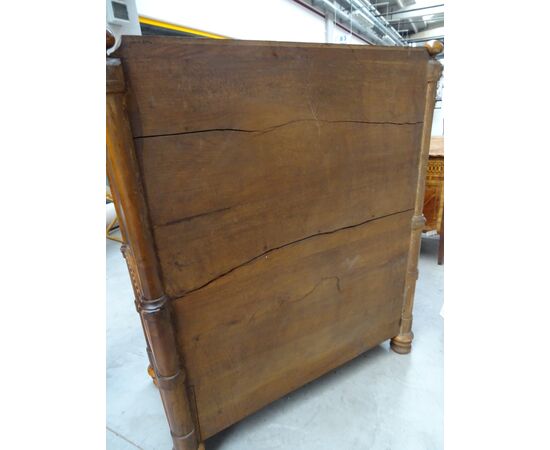 Cabinet in noce Biedermaier prima metà XIX sec. con sculture e carrilion