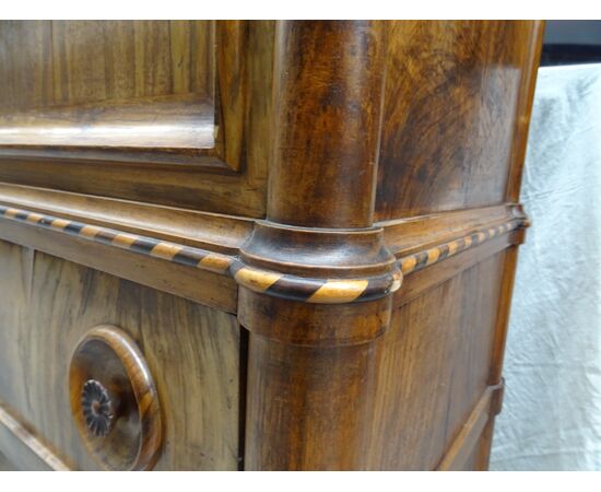 Cabinet in noce Biedermaier prima metà XIX sec. con sculture e carrilion