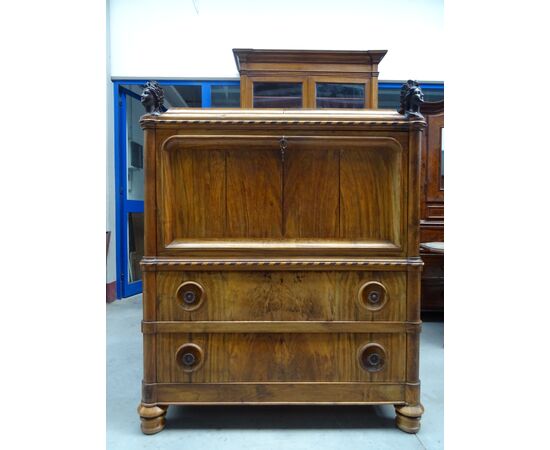 Cabinet in noce Biedermaier prima metà XIX sec. con sculture e carrilion