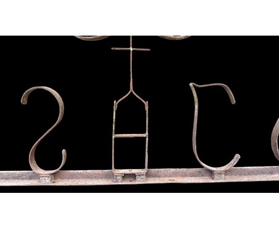 Insegna in ferro battuto con simbolo religioso IHS.