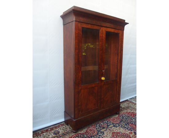 TWO-DOOR BOOKCASE IN FLAME MAHOGANY, CHARLES X STYLE, FRANCE, cm W 125xD40xH217