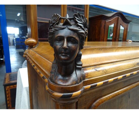Cabinet in noce Biedermaier prima metà XIX sec. con sculture e carrilion