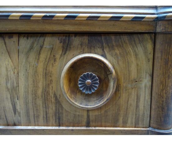 Cabinet in noce Biedermaier prima metà XIX sec. con sculture e carrilion