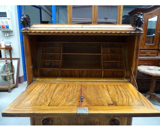 Cabinet in noce Biedermaier prima metà XIX sec. con sculture e carrilion