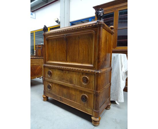 Cabinet in noce Biedermaier prima metà XIX sec. con sculture e carrilion