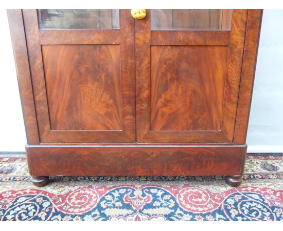 TWO-DOOR BOOKCASE IN FLAME MAHOGANY, CHARLES X STYLE, FRANCE, cm W 125xD40xH217